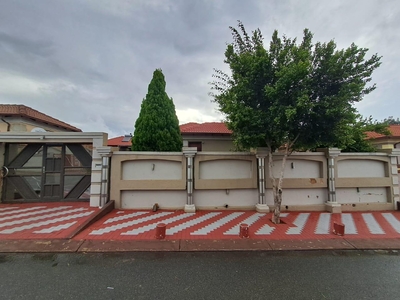 BEAUTIFUL THREE BEDROOM HOUSE IN OLIEVENHOUTBOSCH AVAILABLE .