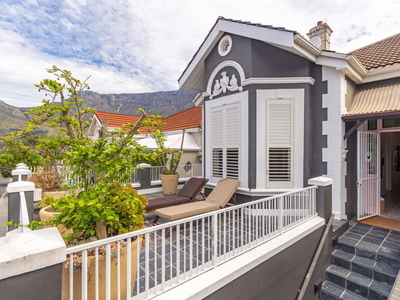 Immaculately Furnished contemporary Victorian 4-bed home