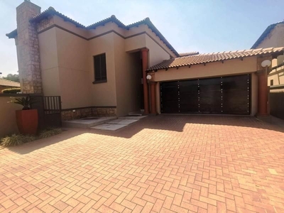 STUNNING 3 BED 2 BATH DOUBLE STOREY - IN PRIME LOCATION !