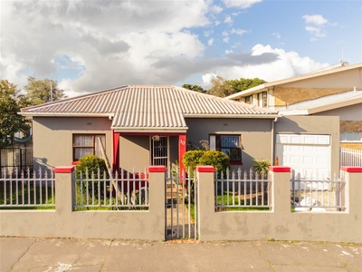 3 Bedroom House For Sale in Goodwood Central