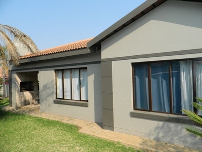 2 Bedroom Townhouse To Let in Silver Lakes Golf Estate