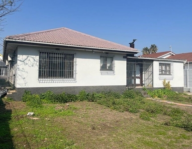 3 Bedroom House For Sale in Strand Central