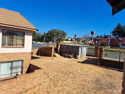 Apartment For Rent In Florida Lake, Roodepoort