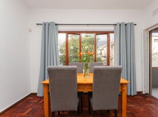 2 Bedroom Apartment For Sale in Tamboerskloof