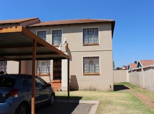 2 Bedroom Simplex For Sale in Roodepoort West