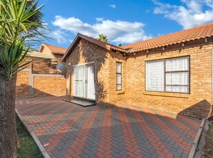 2 Bedroom Townhouse For Sale in Wilgeheuwel