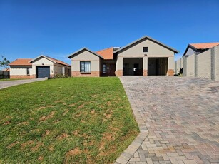 3 Bedroom Gated Estate For Sale in Waterkloof East