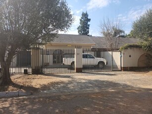 3 Bedroom House For Sale in Riviera Park