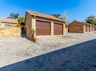 3 Bedroom Townhouse For Sale in Radiokop