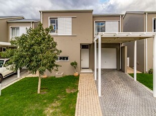 3 Bedroom Townhouse For Sale in Somerset Lakes