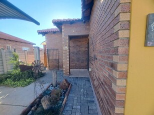 3 Bedroom Townhouse For Sale in Waterkloof East Ext 2