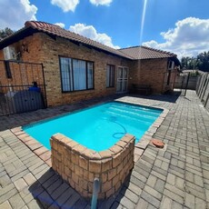 3 Bedroom Townhouse For Sale in Waterval East