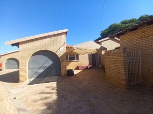 3 Bedroom Townhouse To Let in Roosheuwel