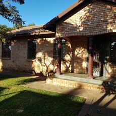 4 Bedroom Duet For Sale in Geelhoutpark