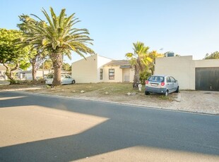 4 Bedroom Freehold For Sale in Edgemead