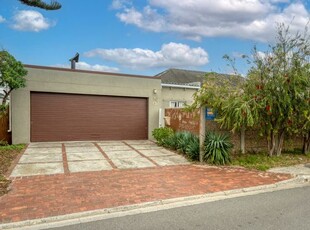 4 Bedroom Freestanding For Sale in Fish Hoek