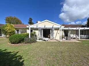 4 Bedroom House For Sale in Constantia