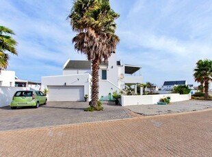 4 Bedroom House For Sale in Lampiesbaai