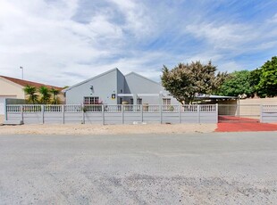 4 Bedroom House For Sale in Port Owen