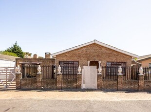 4 Bedroom House For Sale in Ravensmead