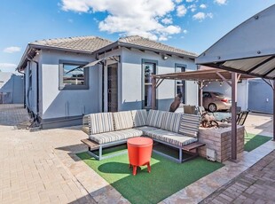 4 Bedroom House For Sale in Witpoortjie