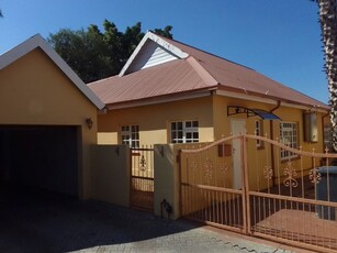 4 Bedroom Townhouse For Sale in Geelhoutpark