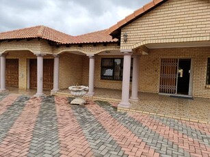 5 Bedroom House For Sale in Mafikeng Central