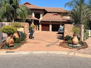 6 Bedroom House For Sale in Birdwood Estate