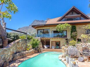 6 Bedroom House For Sale in Camps Bay