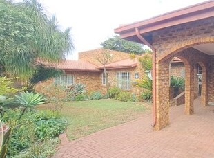 6 Bedroom House For Sale in Geelhoutpark