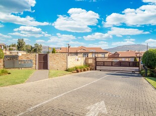 Apartment / Flat For Sale in Wilgeheuwel, Roodepoort