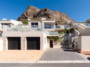 Apartment For Sale in Muizenberg Central