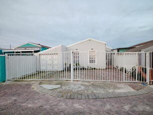 Freestanding 3 bedroom home in prime Strandfontein!!!