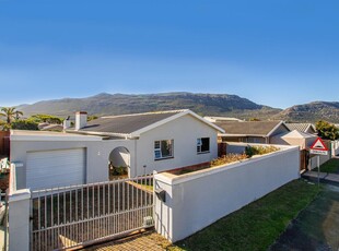 House For Sale in Fish Hoek