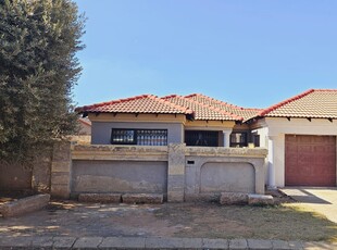 House For Sale in Hospital View, Krugersdorp