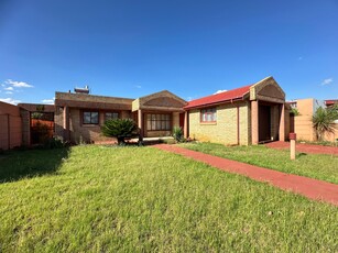 House For Sale in Lenasia Ext 3, Johannesburg