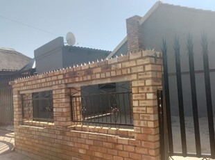 House For Sale in Mohlakeng, Randfontein