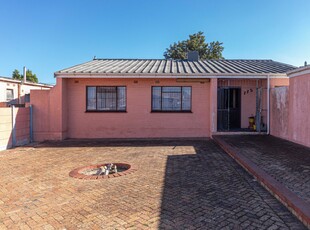 House For Sale in Peerless Park East, Kraaifontein