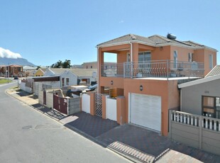 House For Sale in Phoenix, Milnerton