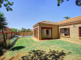 LOVELY LOW MAINTENANCE FACE-BRICK SIMPLEX IN PINEHAVEN COUNTRY ESTATE