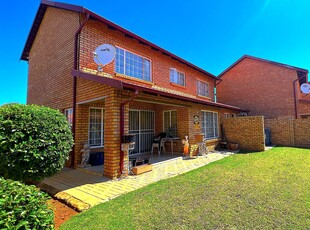 Townhouse For Sale in Equestria, Pretoria