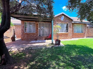 Townhouse For Sale in Equestria, Pretoria