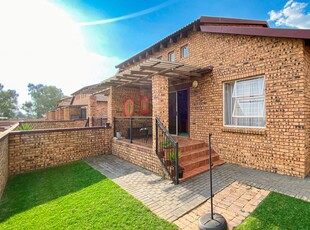 Townhouse For Sale in Honeydew, Roodepoort