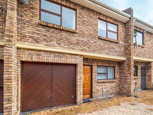 Townhouse For Sale in Wynberg