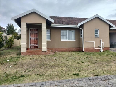 Townhouse For Sale In Beacon Bay North, East London