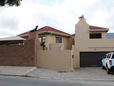 5 Bedroom House For Sale in Middedorp