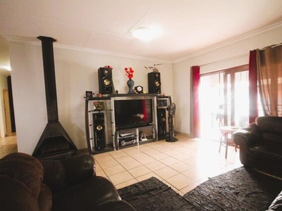 Townhouse For Rent In Aerorand, Middelburg