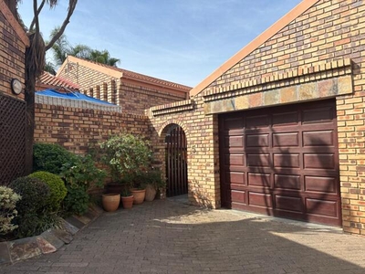 Townhouse For Rent In Hospitaalpark, Ladysmith