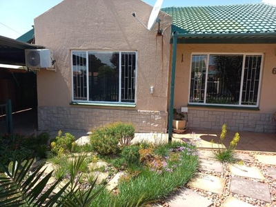 Townhouse For Sale In Eike Park, Randfontein