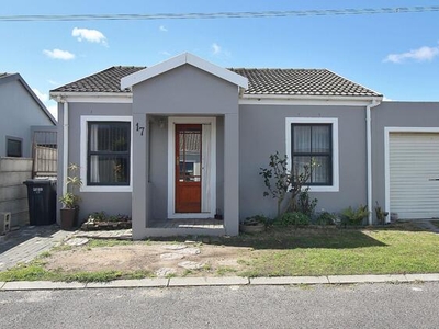 Townhouse For Sale In Guldenland, Strand